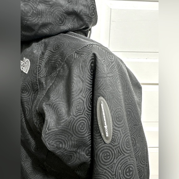 Patterned black North Face Hyvent Snowboard Jacket w/ Recco Tech (XS) - Picture 6 of 12